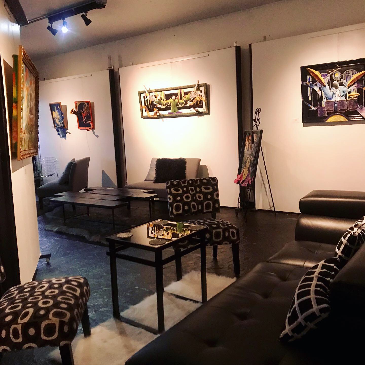 salon blk wht chair.JPG